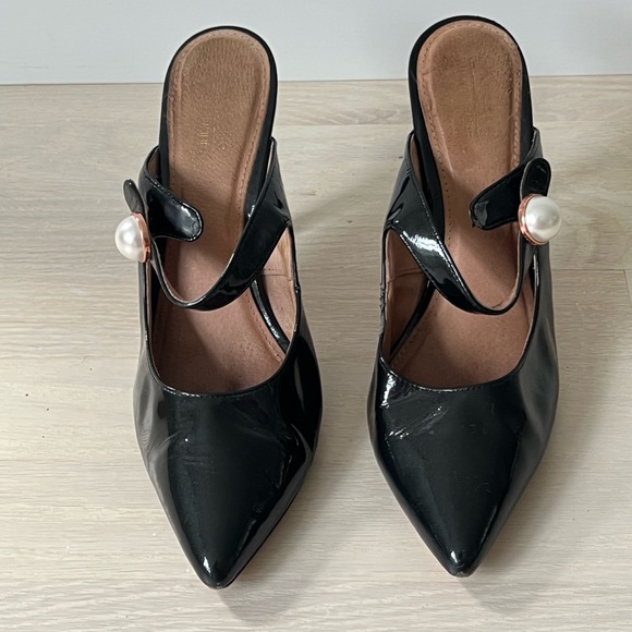Nordstrom Atlantic Pacific pearl details black patent mule heels, size 6 - Picture 2 of 4